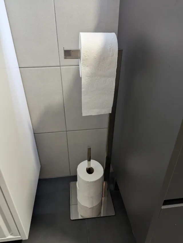 Porta-rolos de papel higiénico em metal