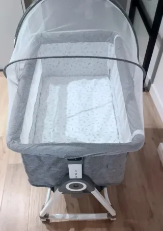 Minicuna gris con mosquitera y colchón 