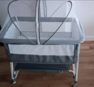 Minicuna gris con mosquitera y colchón 
