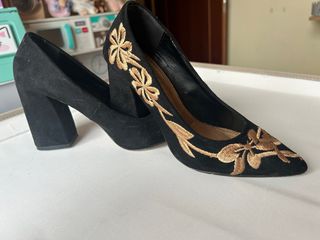 Zapatos tacón negros bordados dorados,
