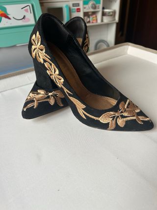 Zapatos tacón negros bordados dorados,
