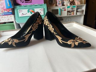 Zapatos tacón negros bordados dorados,
