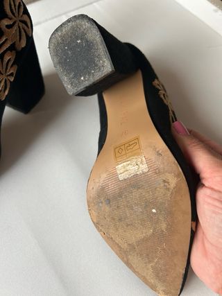 Zapatos tacón negros bordados dorados,
