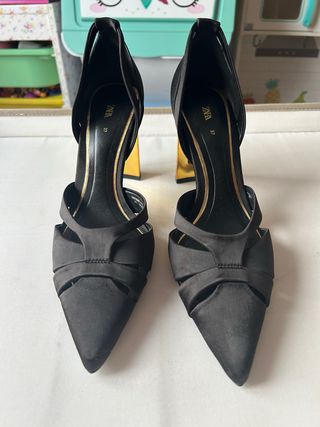 Zapatos tacón Zara negros y dorados T37