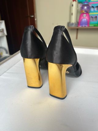 Zapatos tacón Zara negros y dorados T37