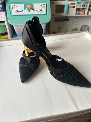 Zapatos tacón Zara negros y dorados T37