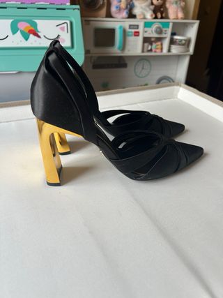 Zapatos tacón Zara negros y dorados T37
