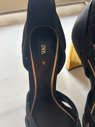 Zapatos tacón Zara negros y dorados T37