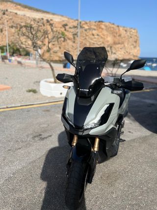 Honda Adv 2024 Gris con Akrapovic Homologado