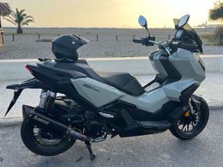 Honda Adv 2024 Gris con Akrapovic Homologado