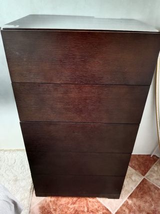 Cómoda de madera oscura