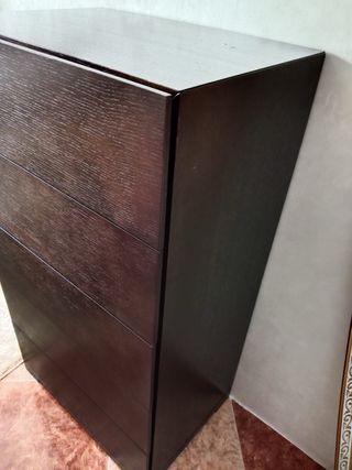 Cómoda de madera oscura