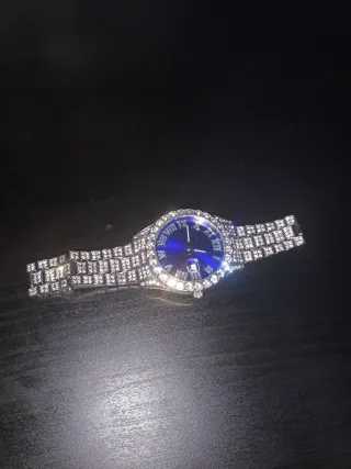 Reloj de pulsera plateado y azul