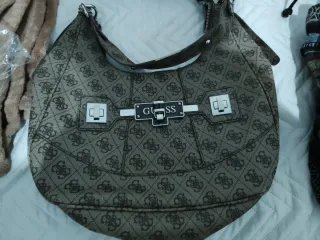 Bolso Guess,Louis Vuitton,y dos bolsos extra
NEGO.