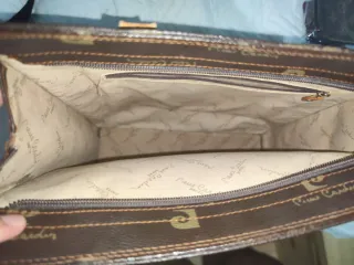 Bolso Guess,Louis Vuitton,y dos bolsos extra
NEGO.