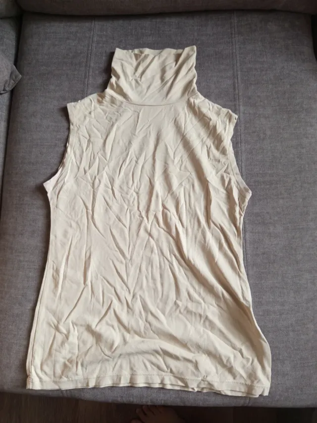 Chaleco de cuello alto beige