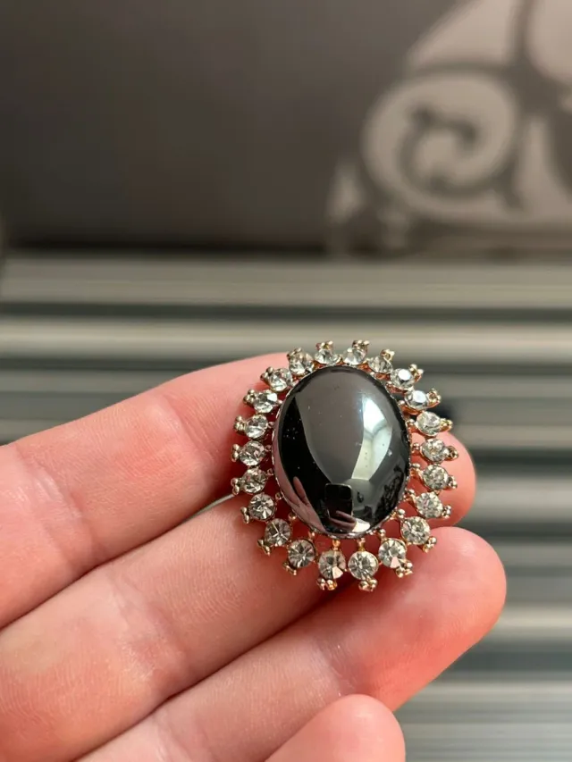 Broche vintage con piedra negra