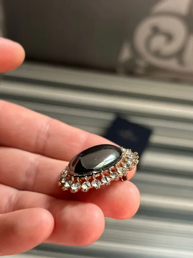 Broche vintage con piedra negra