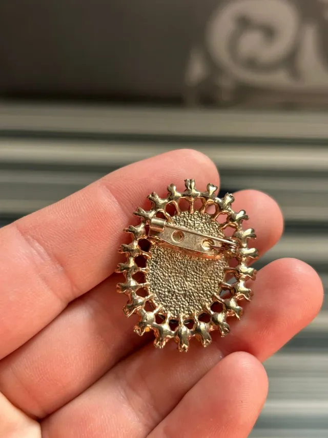 Broche vintage con piedra negra