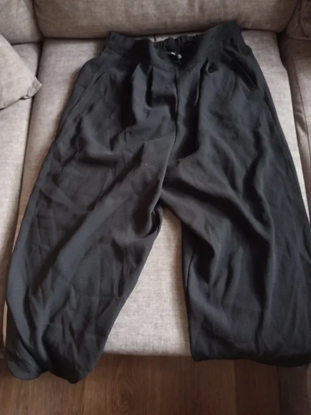 Pantalones negros anchos.