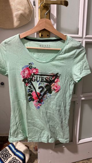 Camiseta Guess verde con flores