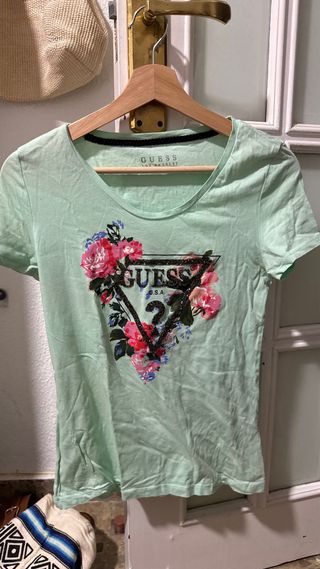 Camiseta Guess verde con flores