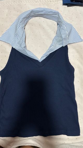 Camiseta azul y blanca con cuello