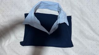 Camiseta azul y blanca con cuello