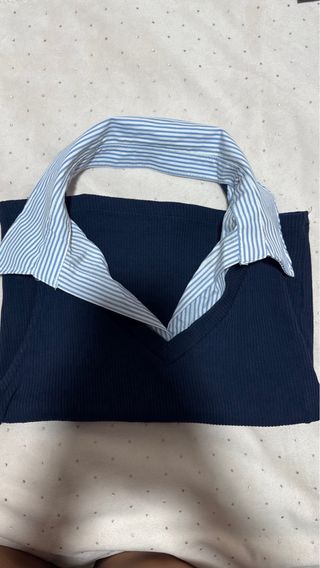 Camiseta azul y blanca con cuello