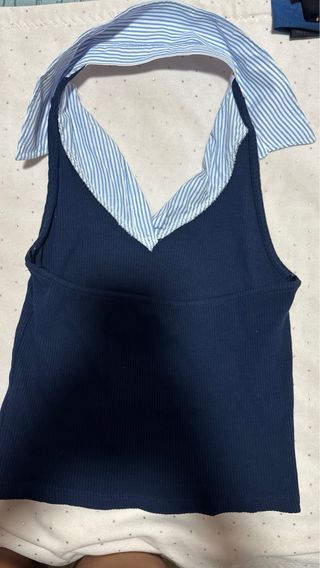 Camiseta azul y blanca con cuello