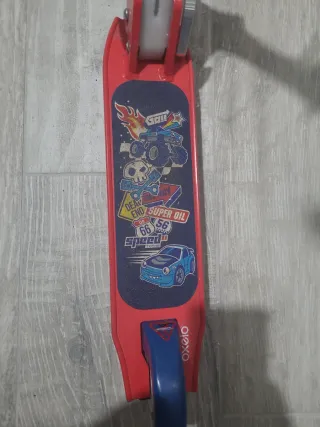 Patinete infantil rojo y azul ajustable y luz noct