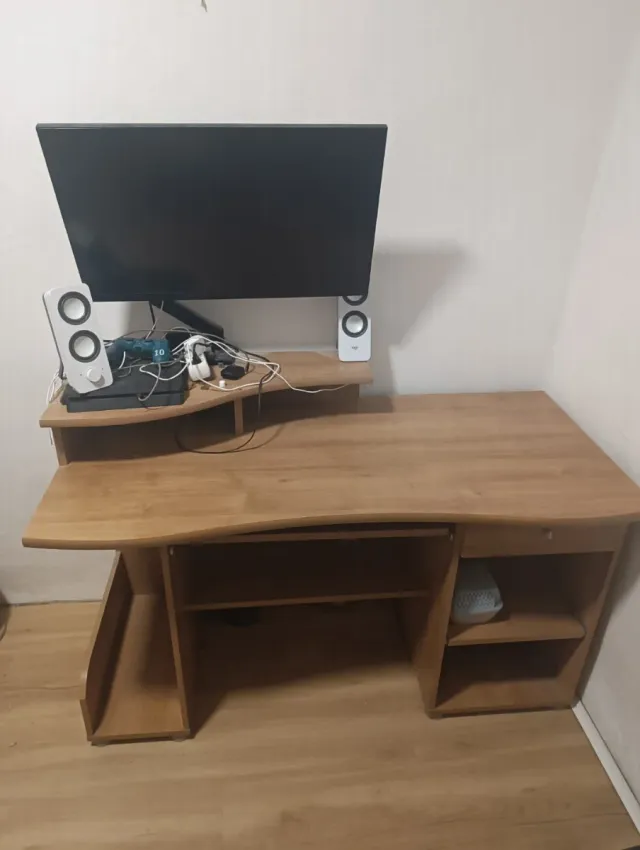 Escritorio de madera robusto