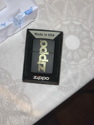 Mechero Zippo Negro Mate Logo Dorado USA