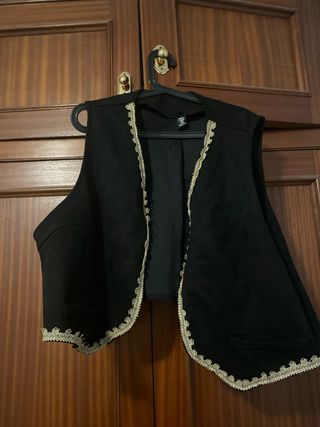 Chaleco negro con detalles dorados