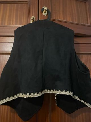 Chaleco negro con detalles dorados