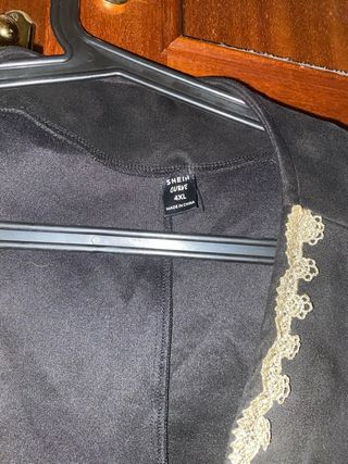 Chaleco negro con detalles dorados