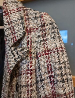 Americana o blazer de cuadros beige y rojo