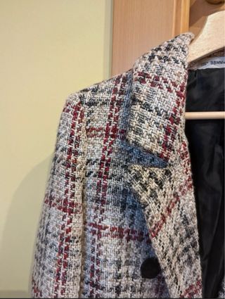 Americana o blazer de cuadros beige y rojo