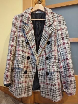 Americana o blazer de cuadros beige y rojo