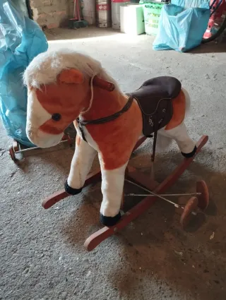Cavallo a dondolo in peluche