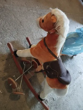 Cavallo a dondolo in peluche