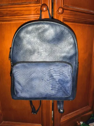 Mochila azul con estampado de serpiente
