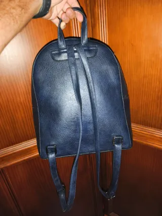 Mochila azul con estampado de serpiente