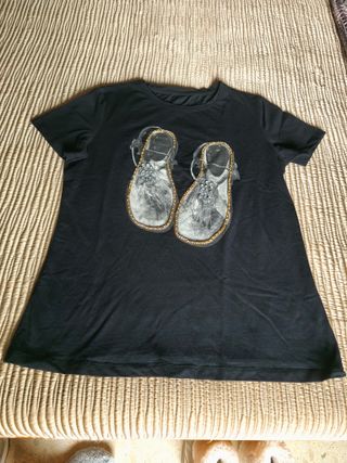 Camiseta negra con sandalias doradas