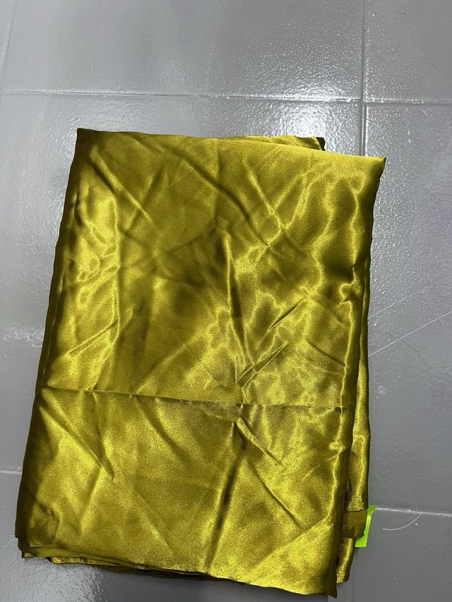 Tela satén/raso fluido color oliva