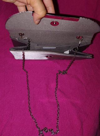 Cartera de mano plateada plisada