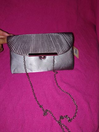 Cartera de mano plateada plisada