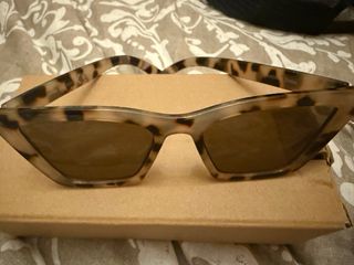 Gafas de sol negras y marrones