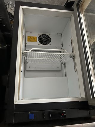 Nevera expositora Schweppes