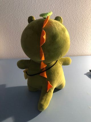Peluche da cucciolo con costume da rana